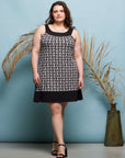 24seven Comfort Apparel Plus Size Black and White Scoop Neck Sleeveless Knee Length Dress