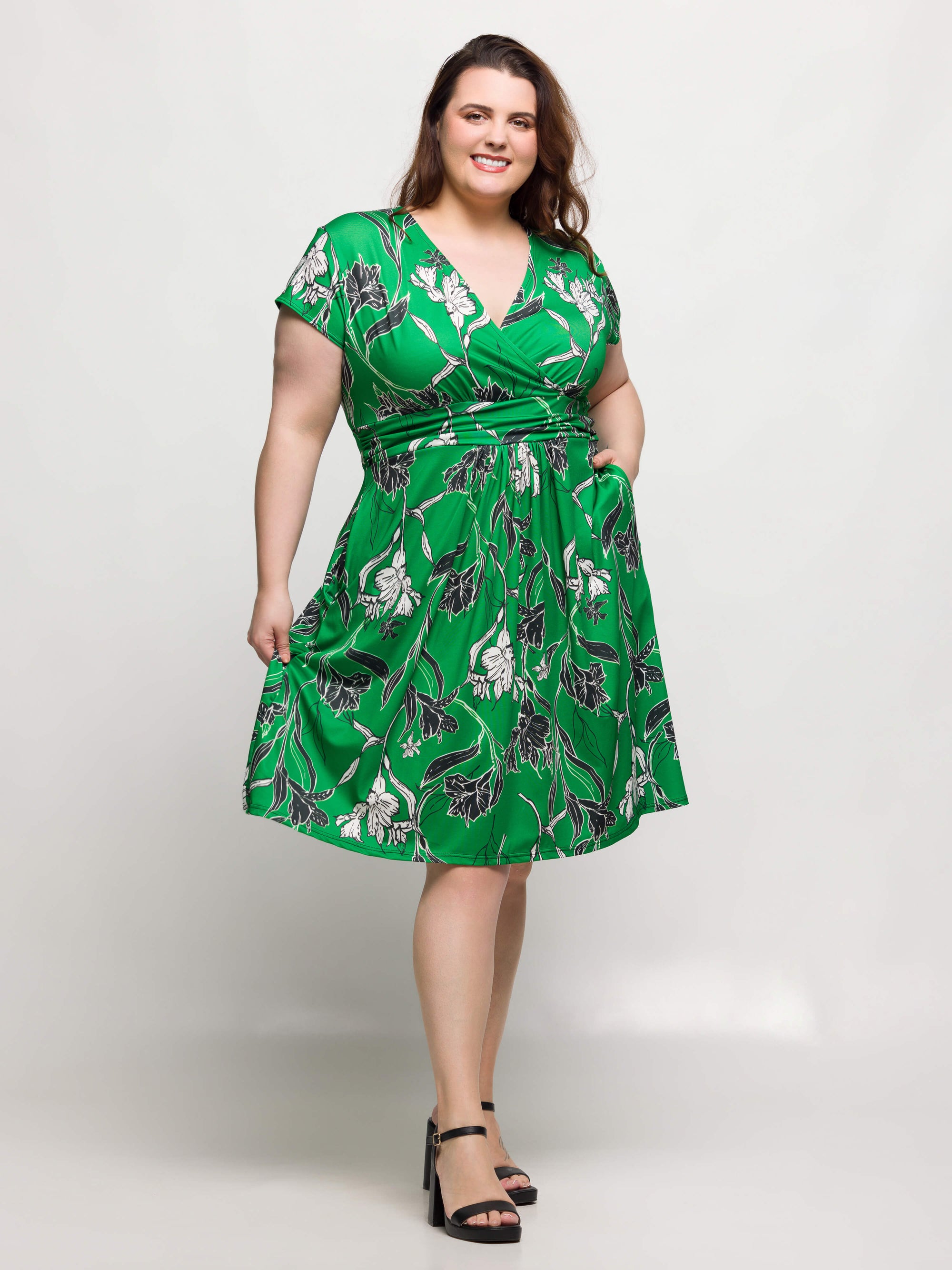 24seven Comfort Apparel Plus Size Cap Sleeve Green Floral V Neck Knee Length Pocket Dress