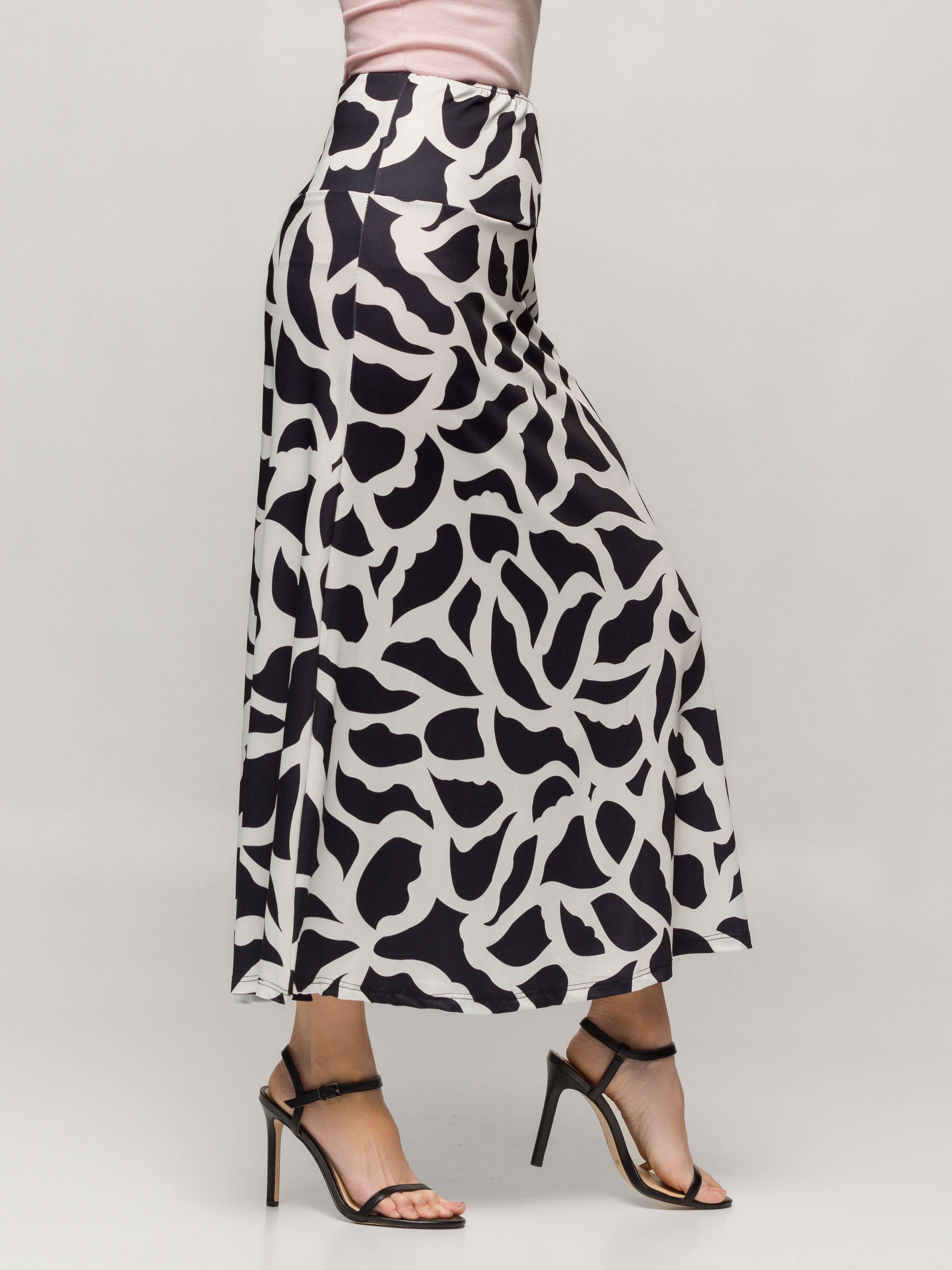 24seven Comfort Apparel Womens Black and White Print Elastic Waist A Line Maxi Skirt