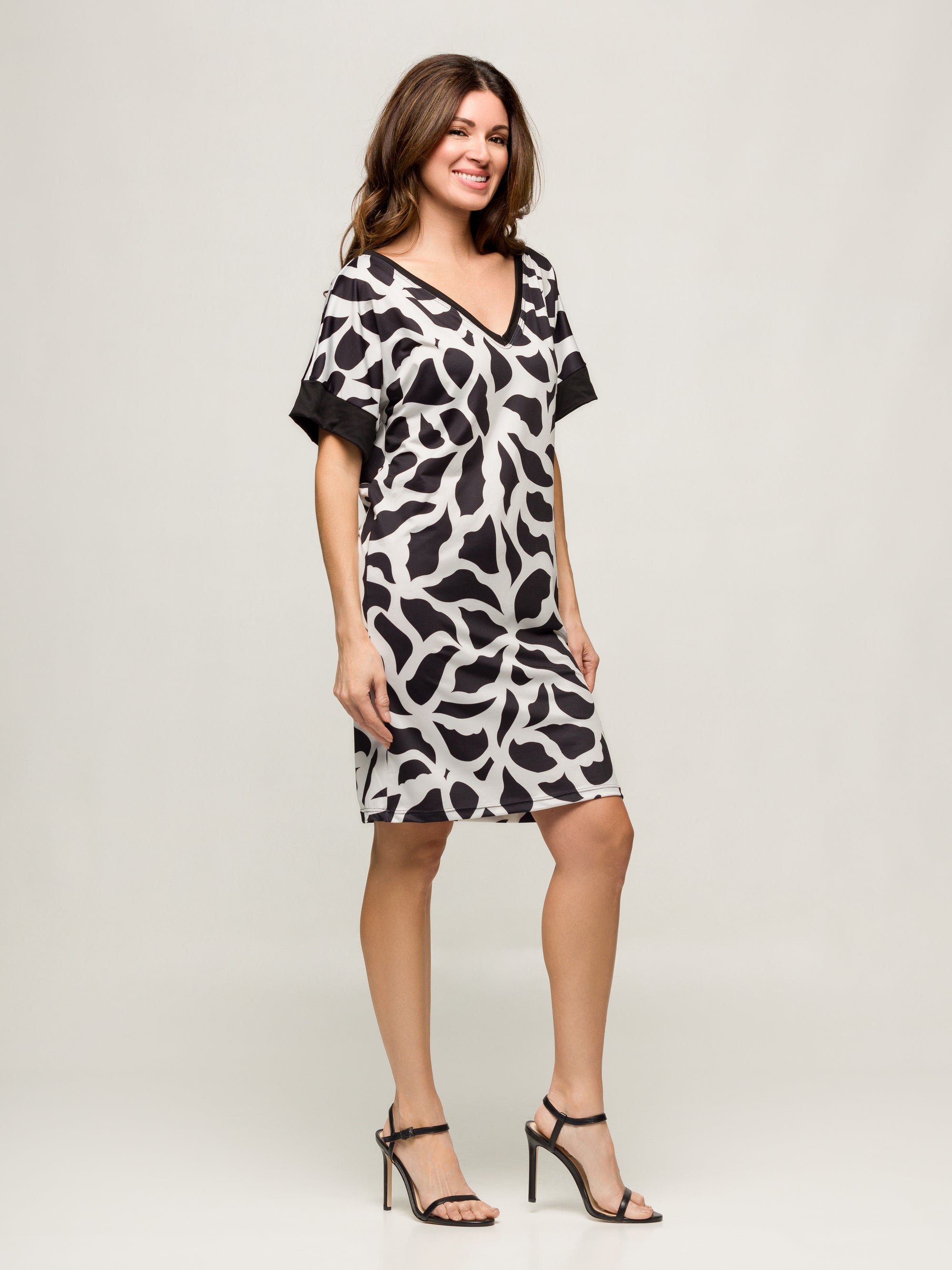 24seven Comfort Apparel Womens Black and White Short Sleeve Knee Length T Shirt Dress